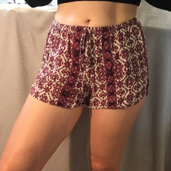 Brandy Melville Drawstring Patterned Shorts - Picture 3 of 5